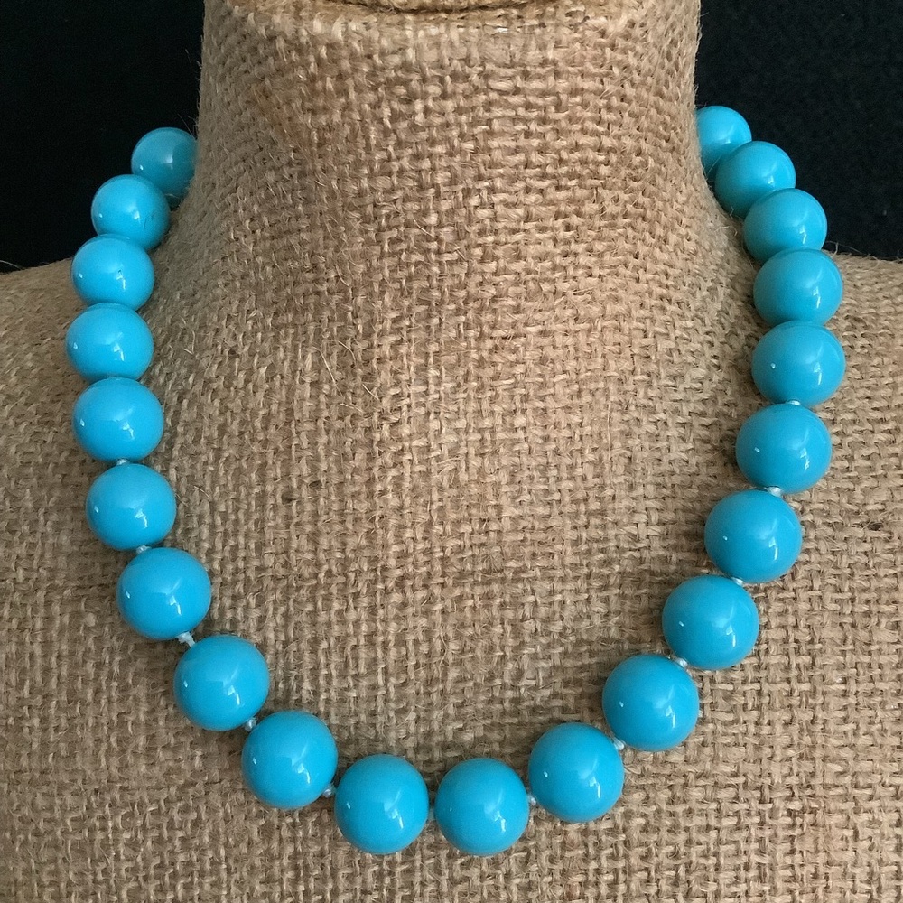 Vintage turquoise blue glass bead necklace. - Picture 5 of 6